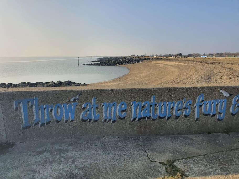Awave From It All - Escape The City Life Jaywick Sands Exterior foto